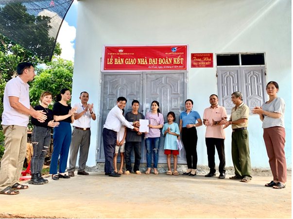 Trao nhà “Đại đoàn kết” cho hộ nghèo ở thôn 8, xã Ea Khăl
